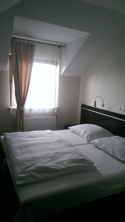 Hotel E7 *
