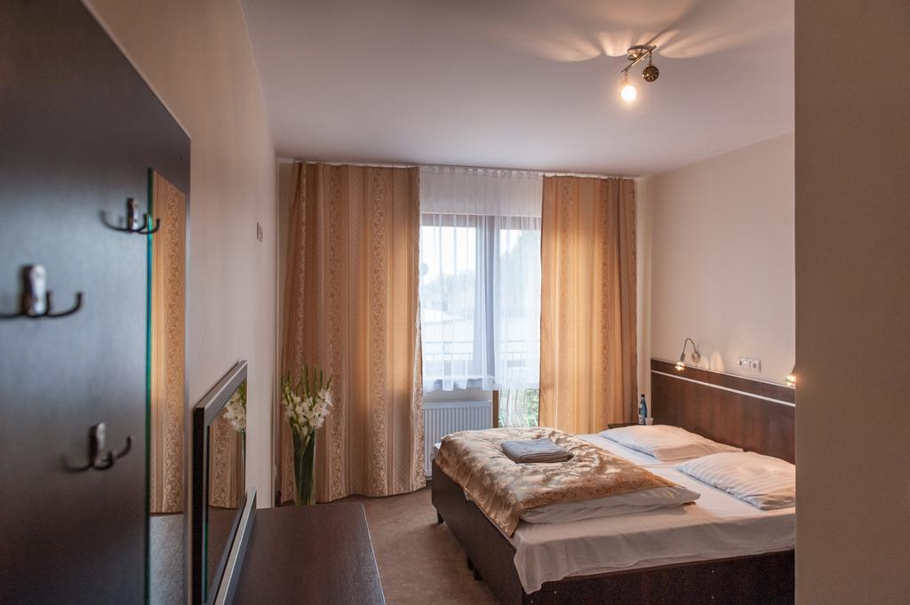 Hotel E7 *